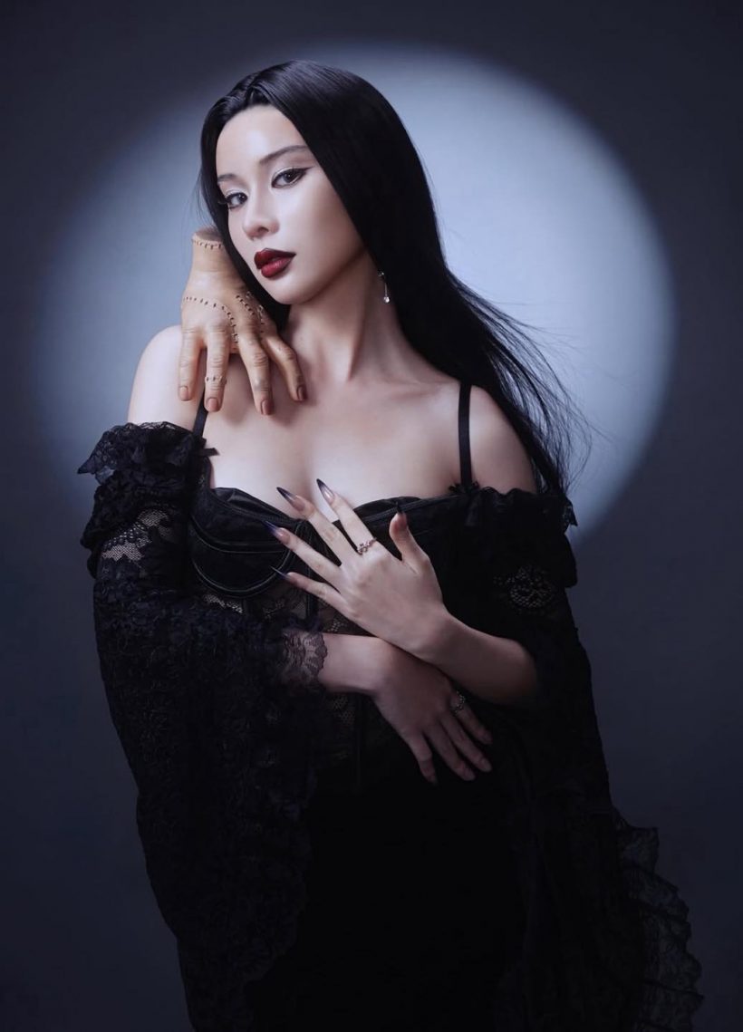 ทำถึง..เก้า สุภัสสรา กับลุค Morticia Addams เล่นเอาต้องเหลียวหลัง!