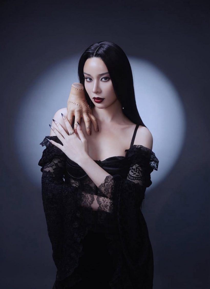 ทำถึง..เก้า สุภัสสรา กับลุค Morticia Addams เล่นเอาต้องเหลียวหลัง!