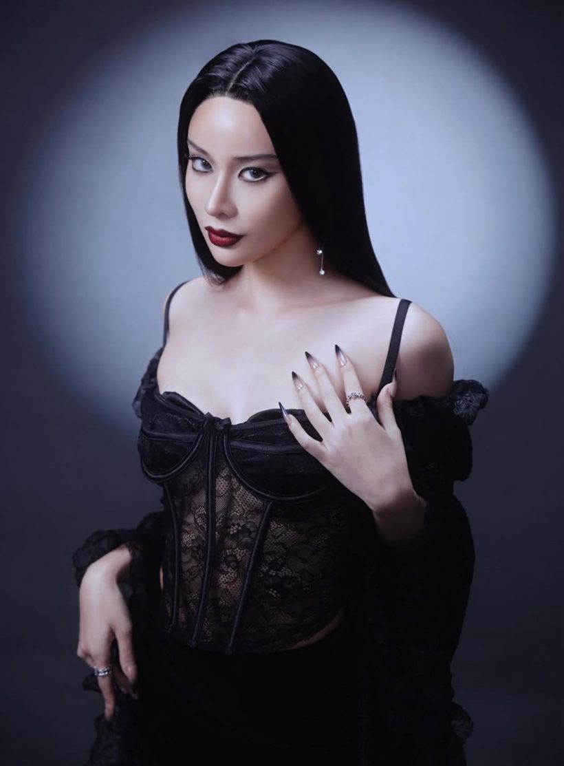 ทำถึง..เก้า สุภัสสรา กับลุค Morticia Addams เล่นเอาต้องเหลียวหลัง!