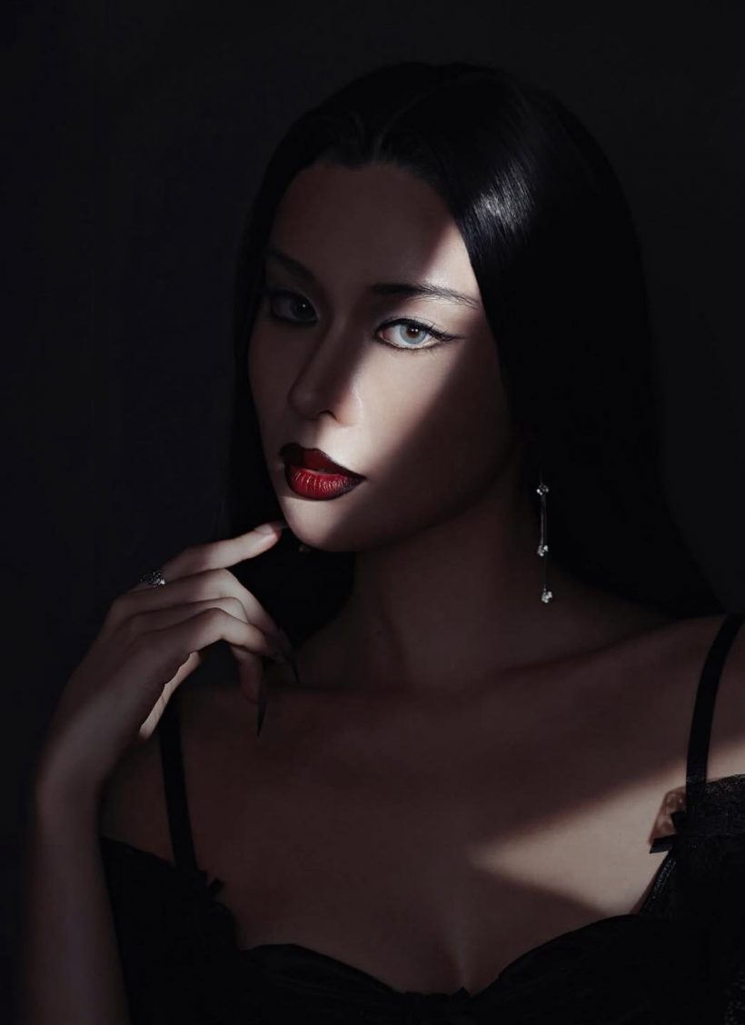 ทำถึง..เก้า สุภัสสรา กับลุค Morticia Addams เล่นเอาต้องเหลียวหลัง!