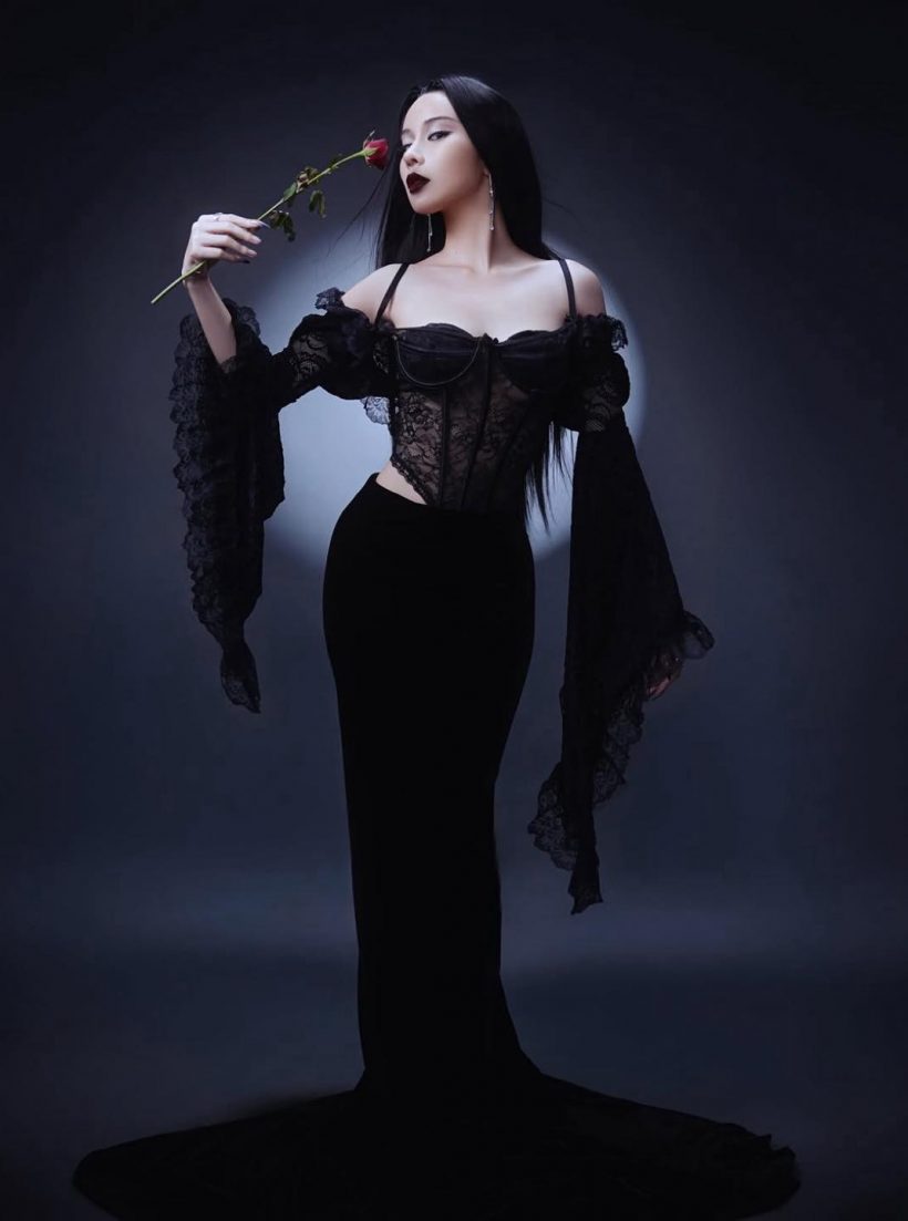 ทำถึง..เก้า สุภัสสรา กับลุค Morticia Addams เล่นเอาต้องเหลียวหลัง!