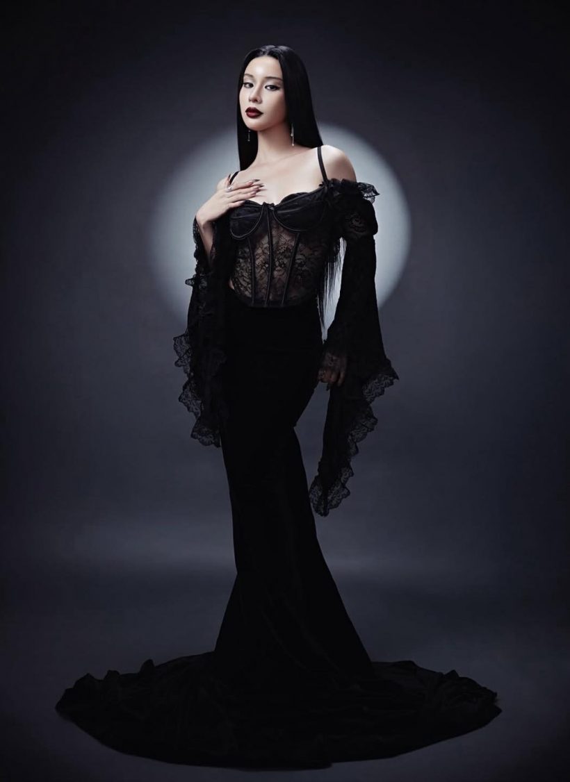 ทำถึง..เก้า สุภัสสรา กับลุค Morticia Addams เล่นเอาต้องเหลียวหลัง!