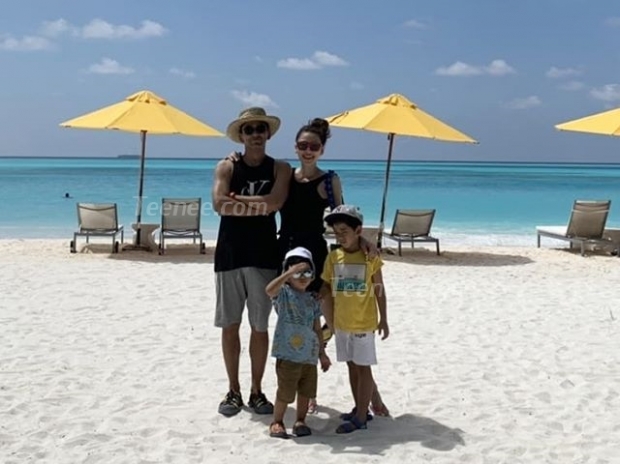  “เอ๋ พรทิพย์” ควงครอบครัวเที่ยวทะเลไกลถึง “Maldives” โชว์ความแซ่บรับซัมเมอร์ 2019