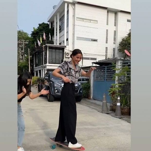 เอาแล้ว! ญาญ่า ใส่เสื้อแบบนี้เล่นเซิร์ฟสเก็ต ทำฮือฮา เตรียมขาดตลาด 