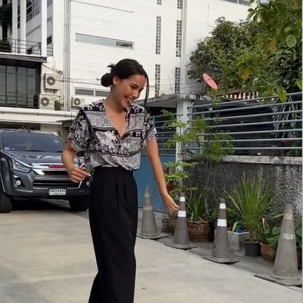 เอาแล้ว! ญาญ่า ใส่เสื้อแบบนี้เล่นเซิร์ฟสเก็ต ทำฮือฮา เตรียมขาดตลาด 