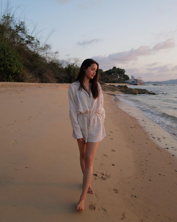 ญาญ่า รีวิว เดินชายหาดอย่างไรให้สวยสะกดโดยไม่ต้องโป๊!!