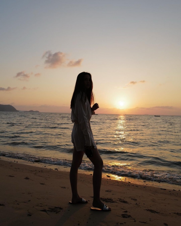 ญาญ่า รีวิว เดินชายหาดอย่างไรให้สวยสะกดโดยไม่ต้องโป๊!!