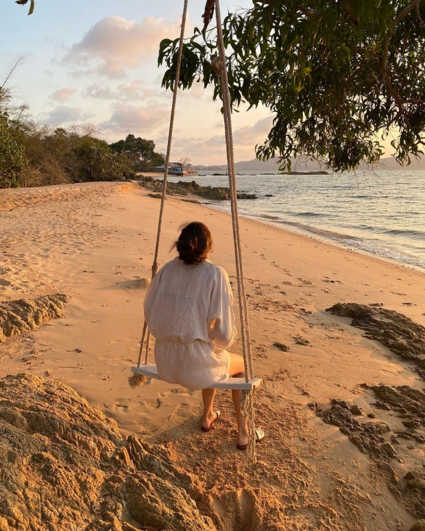 ญาญ่า รีวิว เดินชายหาดอย่างไรให้สวยสะกดโดยไม่ต้องโป๊!!