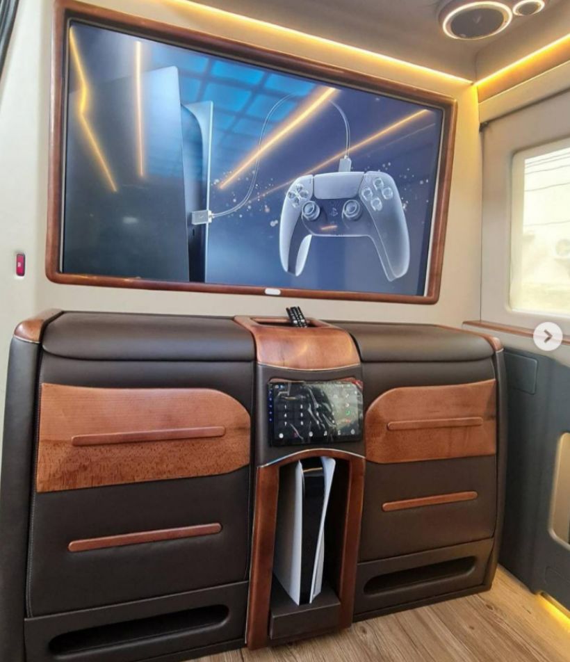 ส่องความหรูหรา! Benz sprinter vip ของดีเจภูมิ รู้ราคาเเล้วอึ้ง! 