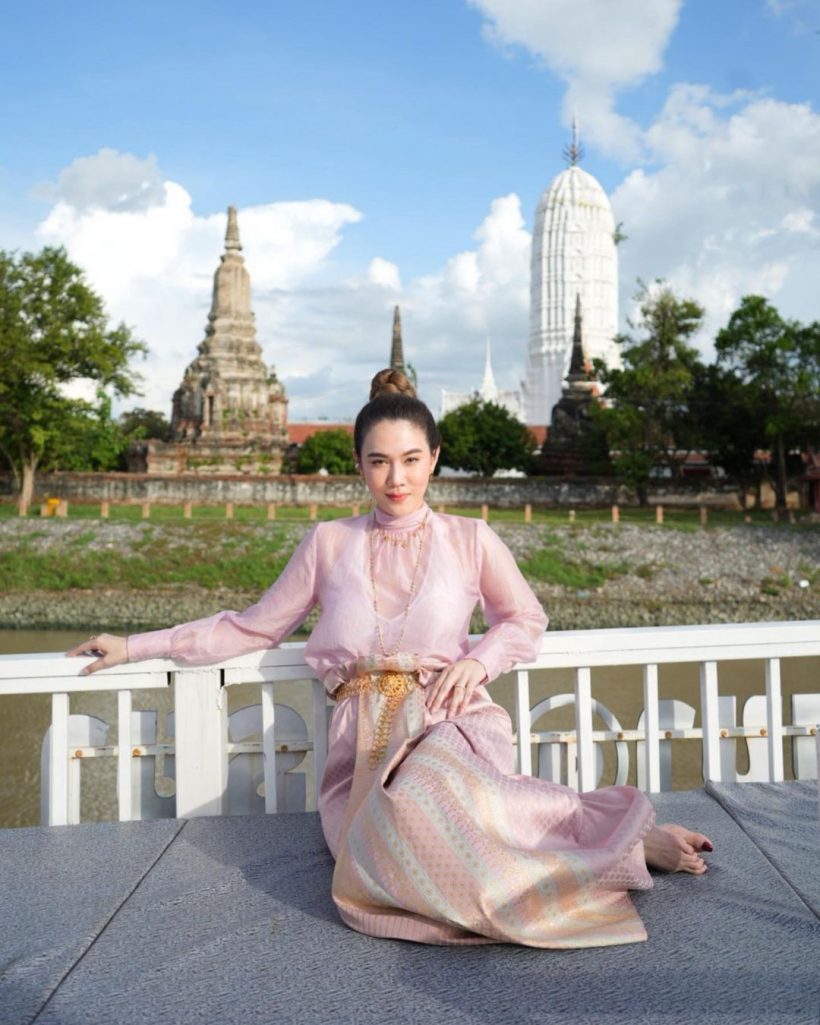 ผู้จัดสาวคนสวยโชว์ความงามอย่างไทย เช็คอินวัดพุทไธศวรรย์