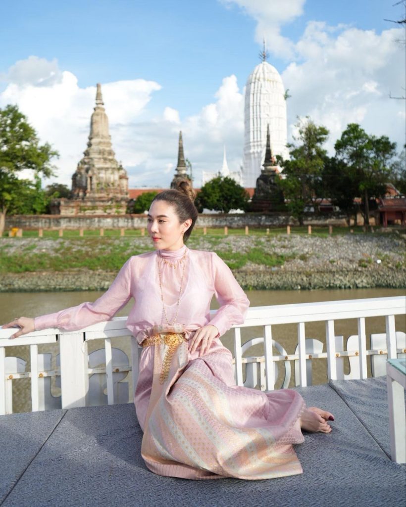 ผู้จัดสาวคนสวยโชว์ความงามอย่างไทย เช็คอินวัดพุทไธศวรรย์