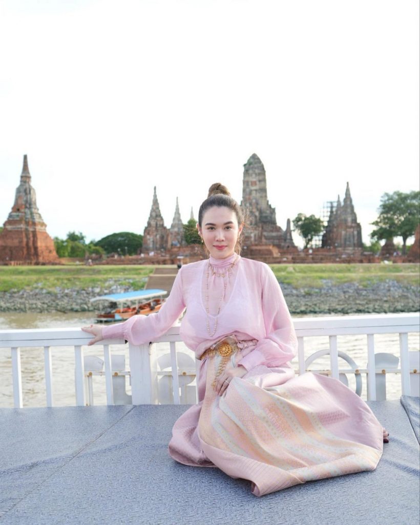 ผู้จัดสาวคนสวยโชว์ความงามอย่างไทย เช็คอินวัดพุทไธศวรรย์