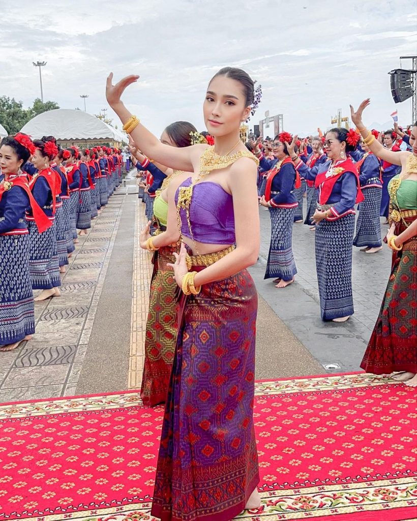 หลุดโฟกัสเต็มๆ! สาวชุดม่วงในขบวนนางรำ สวยออร่าทำหลายคนชื่นชมไม่หยุด