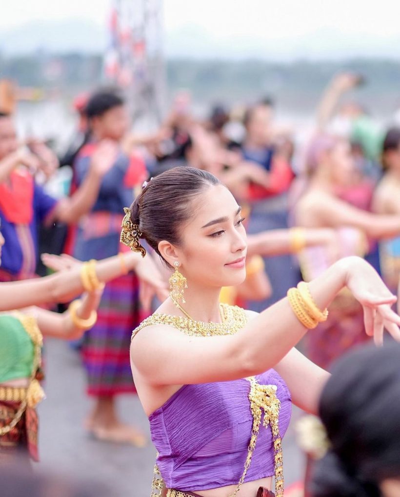 หลุดโฟกัสเต็มๆ! สาวชุดม่วงในขบวนนางรำ สวยออร่าทำหลายคนชื่นชมไม่หยุด