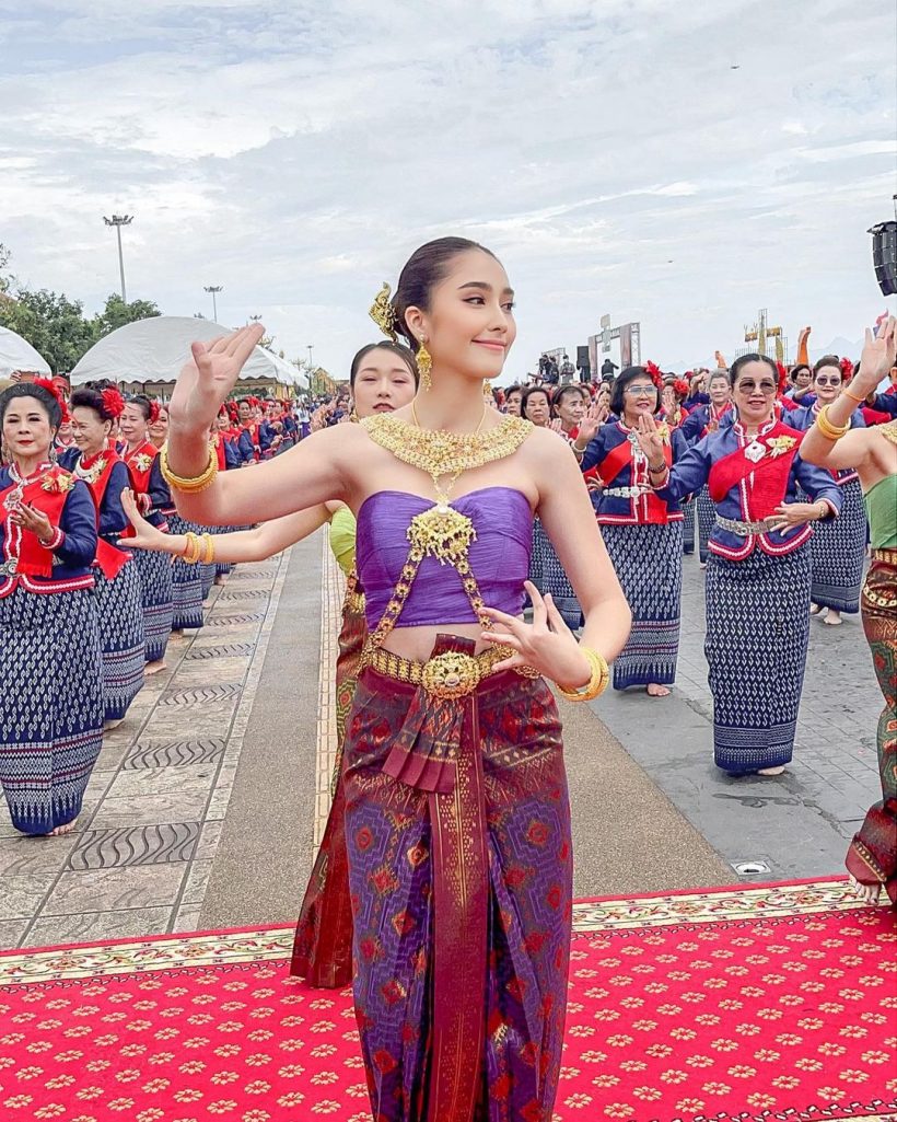 หลุดโฟกัสเต็มๆ! สาวชุดม่วงในขบวนนางรำ สวยออร่าทำหลายคนชื่นชมไม่หยุด