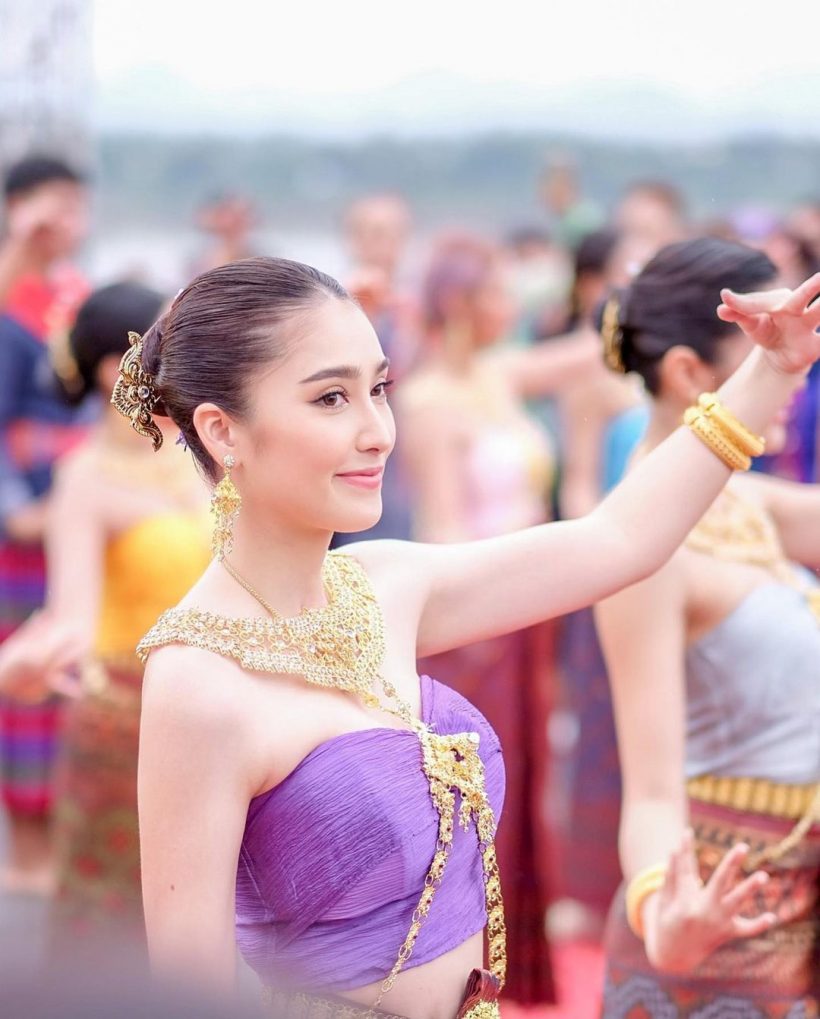 หลุดโฟกัสเต็มๆ! สาวชุดม่วงในขบวนนางรำ สวยออร่าทำหลายคนชื่นชมไม่หยุด