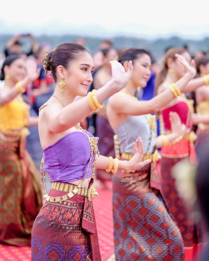 หลุดโฟกัสเต็มๆ! สาวชุดม่วงในขบวนนางรำ สวยออร่าทำหลายคนชื่นชมไม่หยุด