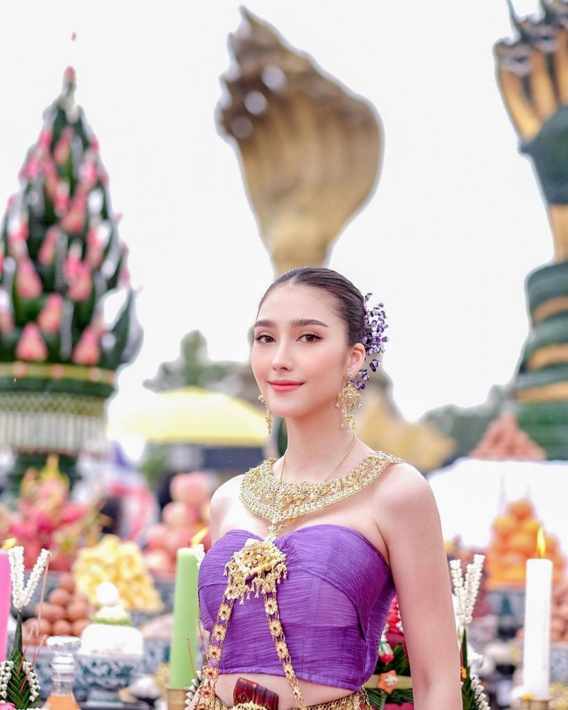 หลุดโฟกัสเต็มๆ! สาวชุดม่วงในขบวนนางรำ สวยออร่าทำหลายคนชื่นชมไม่หยุด