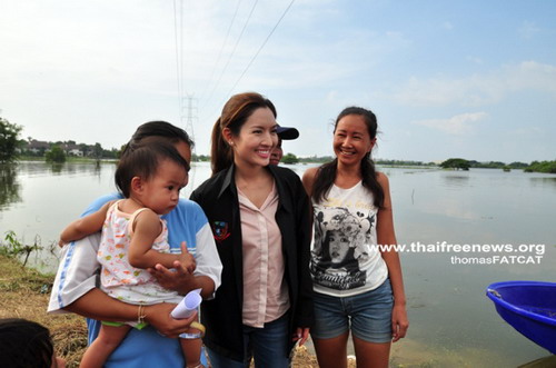 แอฟ - สงกรานต์ ผัดข้าวผัด แจกให้ผู้ประสพภัยน้ำท่วม  