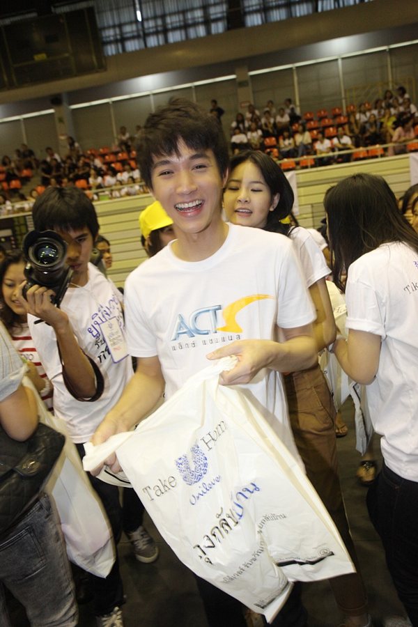 รวมดาราช่วยแพ็คของ งาน Unilever 