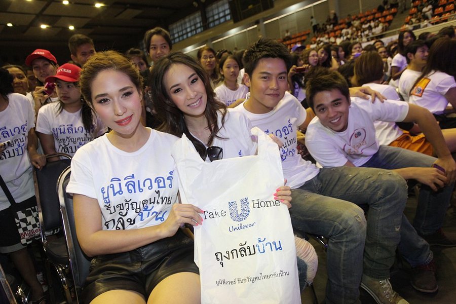 รวมดาราช่วยแพ็คของ งาน Unilever 