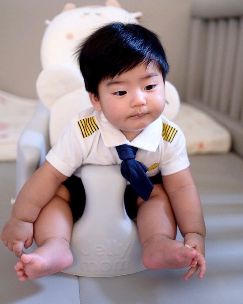 หลงรัก! จุ๋ย อวดภาพน้องพีร์เจ ใส่ชุดนักบิน คิ้วดกเเก้มยุ้ยหล่อมาก