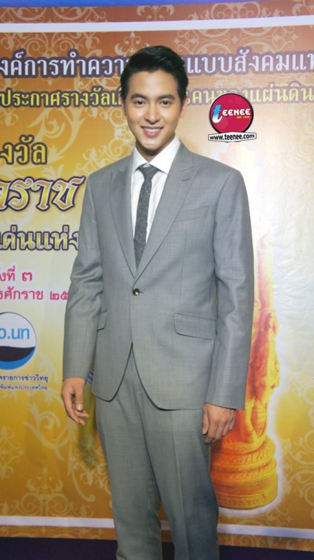 เจมส์ จิรายุ นำทีมแฟชั่นคนดังเข้ารับรางวัล  นาคราช บุคคลดีเด่นแห่งปี 2558