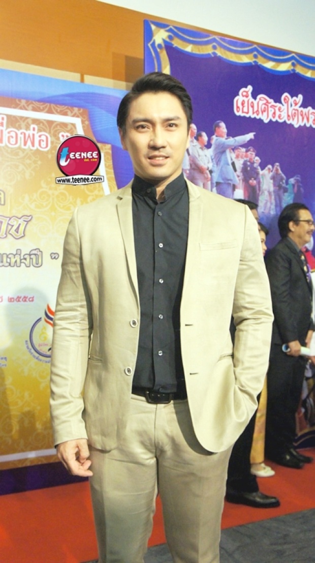 เจมส์ จิรายุ นำทีมแฟชั่นคนดังเข้ารับรางวัล  นาคราช บุคคลดีเด่นแห่งปี 2558