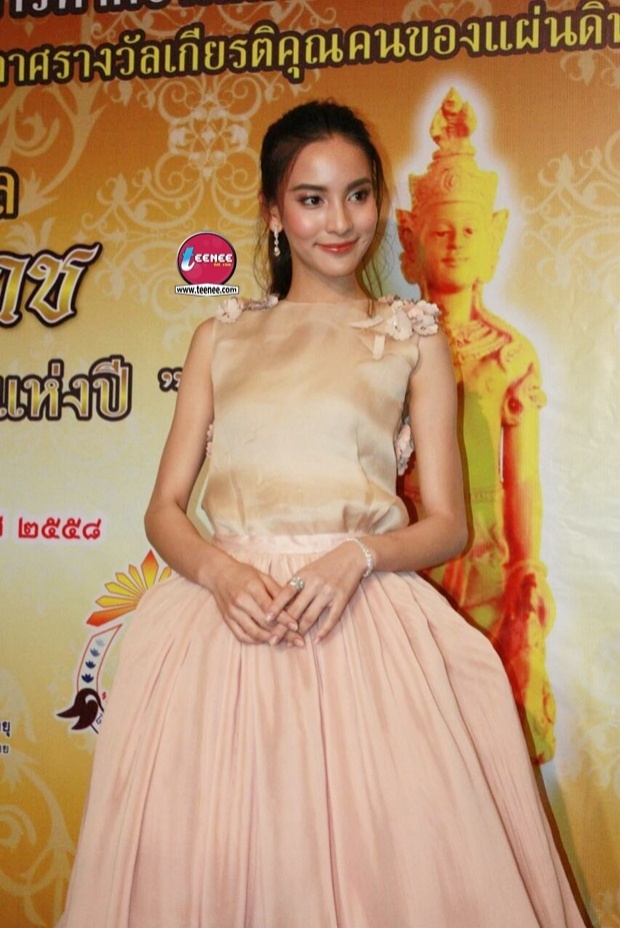 เจมส์ จิรายุ นำทีมแฟชั่นคนดังเข้ารับรางวัล  นาคราช บุคคลดีเด่นแห่งปี 2558