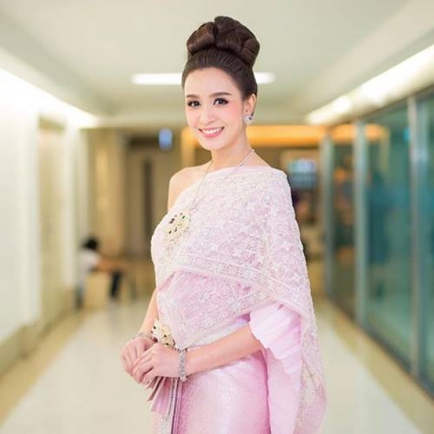 เบนซ์ ปุณยาพร เดินแบบในชุดไทย งามสง่า สวยเลอค่า