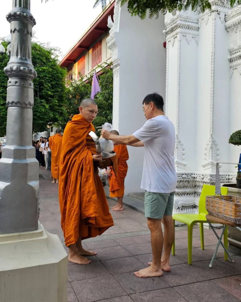 พระมิวตื่นเช้าออกบิณฑบาต มีเด็กวัดเดินตามหล่อสะดุดตามาก