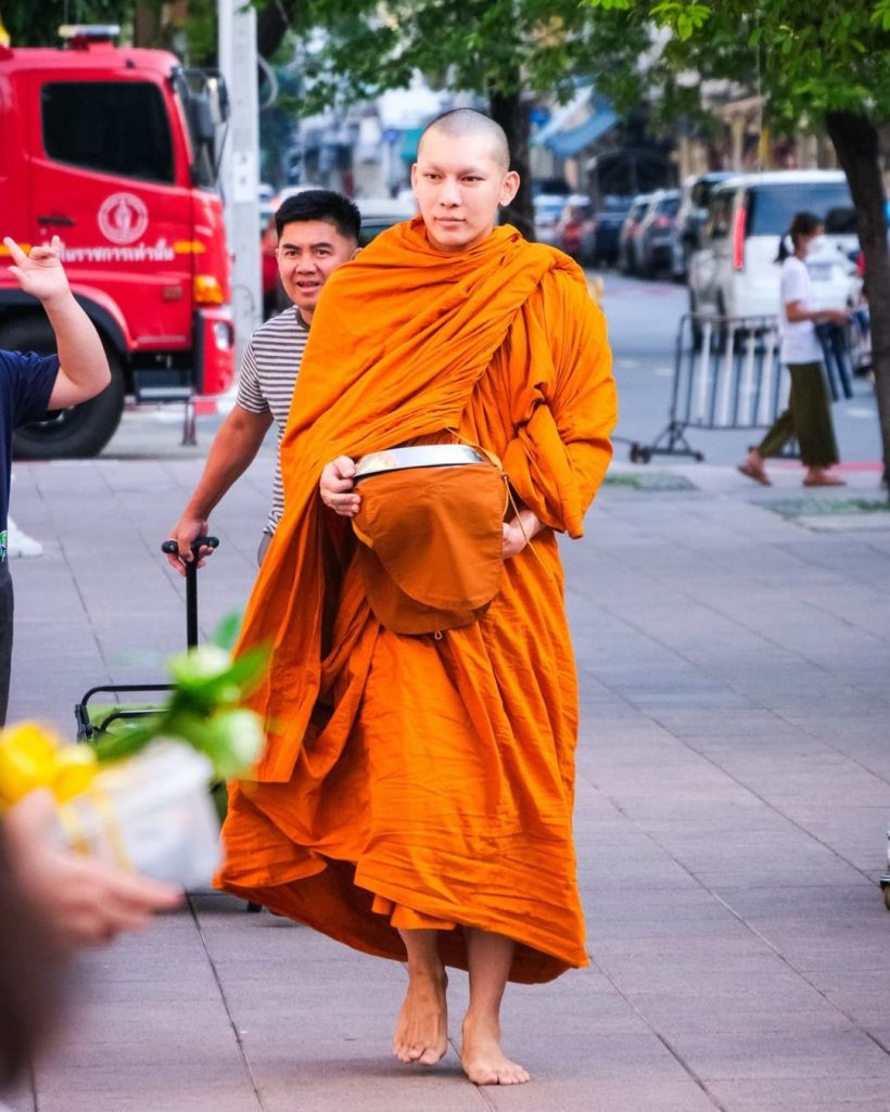 พระมิวตื่นเช้าออกบิณฑบาต มีเด็กวัดเดินตามหล่อสะดุดตามาก