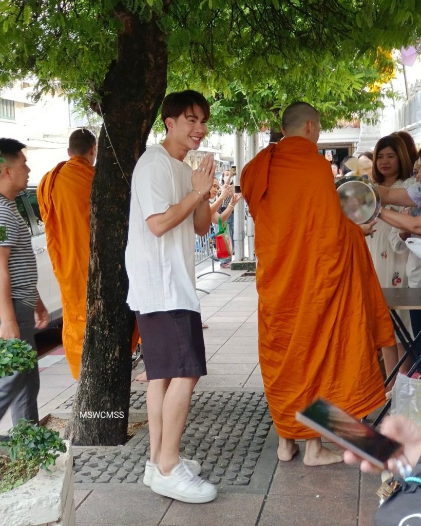 พระมิวตื่นเช้าออกบิณฑบาต มีเด็กวัดเดินตามหล่อสะดุดตามาก