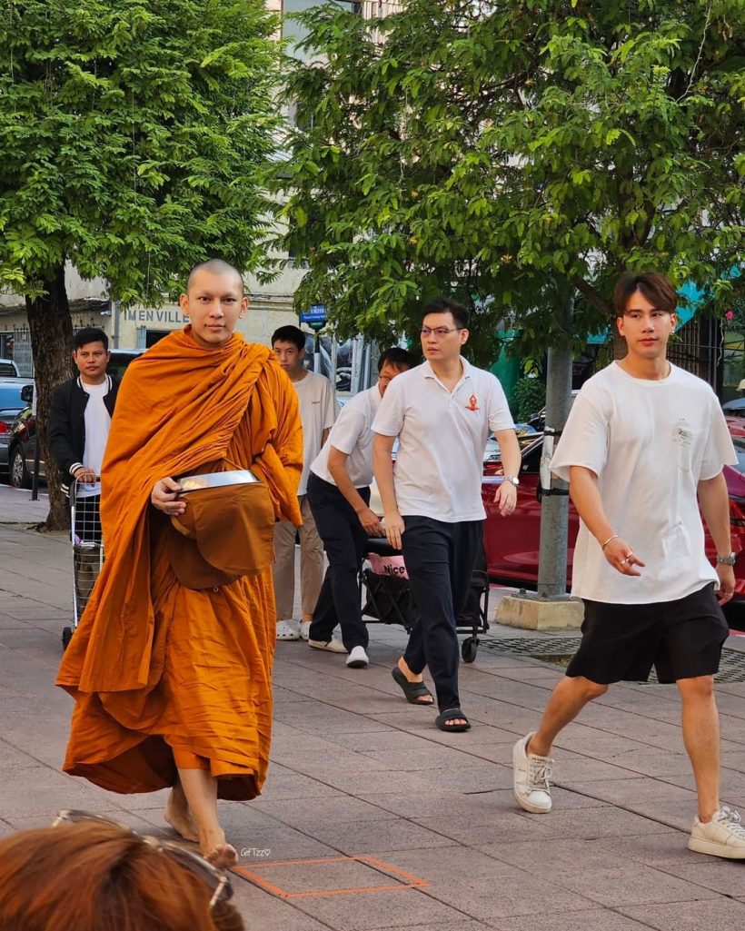 พระมิวตื่นเช้าออกบิณฑบาต มีเด็กวัดเดินตามหล่อสะดุดตามาก