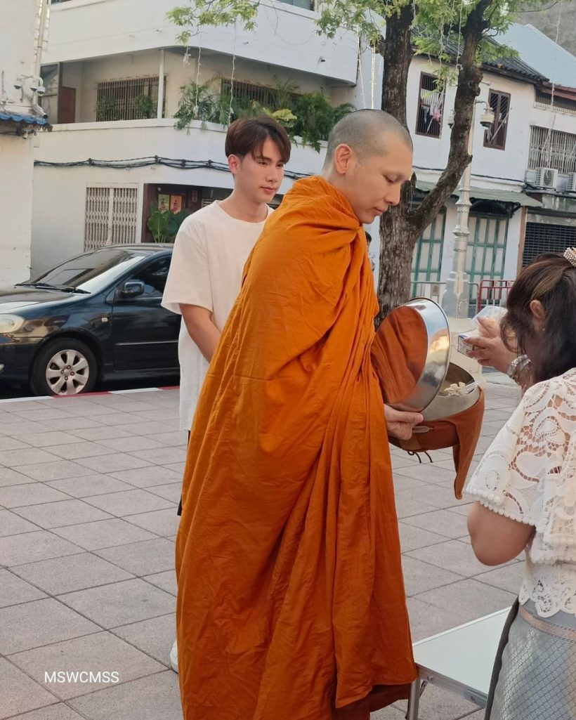 พระมิวตื่นเช้าออกบิณฑบาต มีเด็กวัดเดินตามหล่อสะดุดตามาก