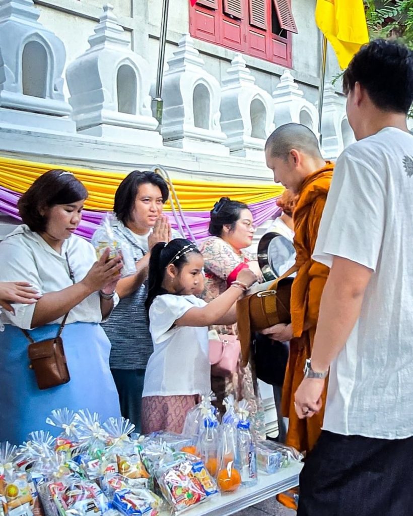 พระมิวตื่นเช้าออกบิณฑบาต มีเด็กวัดเดินตามหล่อสะดุดตามาก