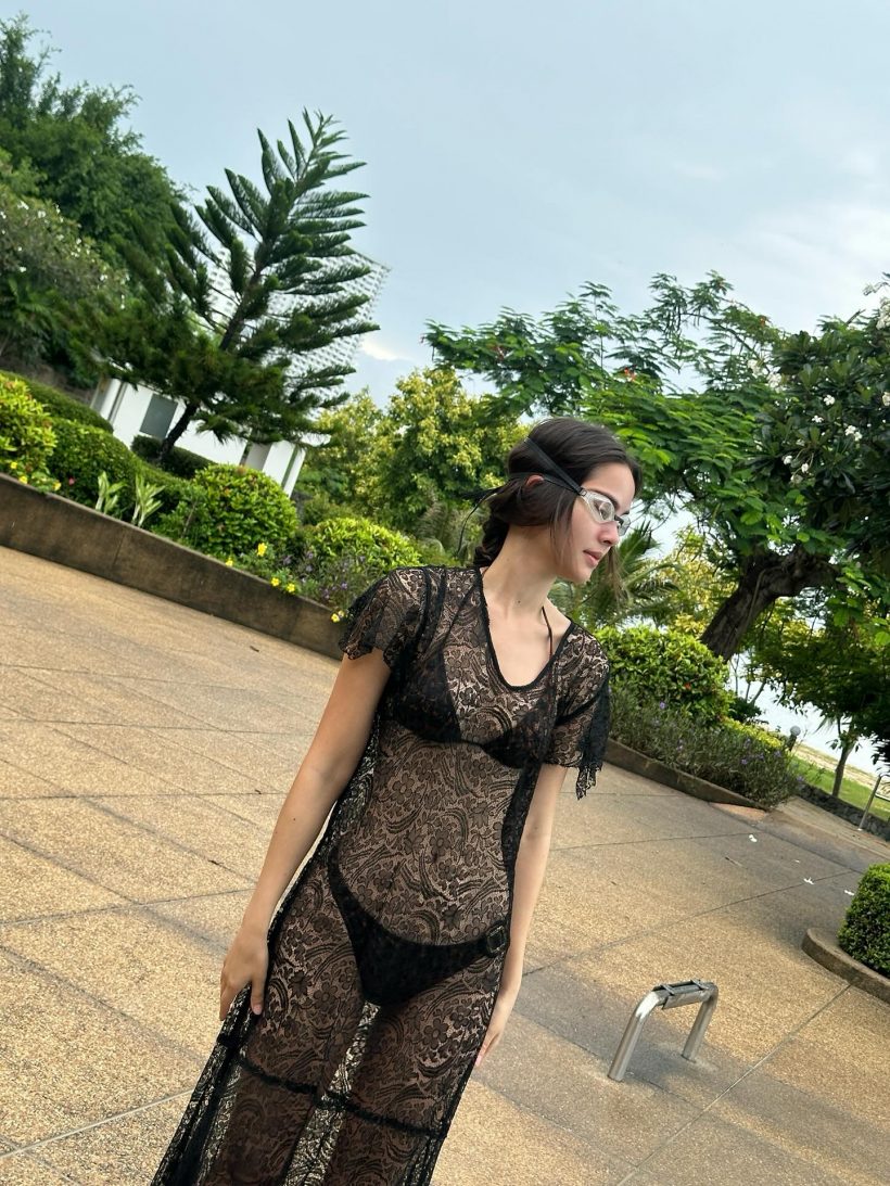 ญาญ่า อุรัสยา อวดหุ่นในชุดสุดเก๋ เดินเล่นก็ดี โดดน้ำก็เริ่ด!