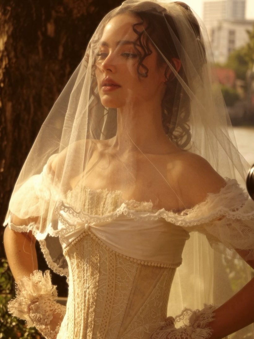 ส่องลุคปาร์ตี้สละโสด ญาญ่า สวยดุจนางเอกหนังย้อนยุค