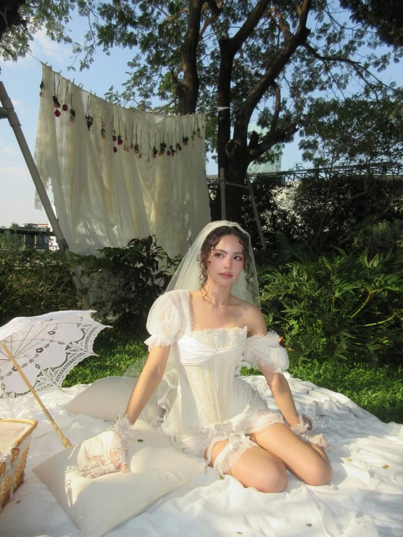 ส่องลุคปาร์ตี้สละโสด ญาญ่า สวยดุจนางเอกหนังย้อนยุค