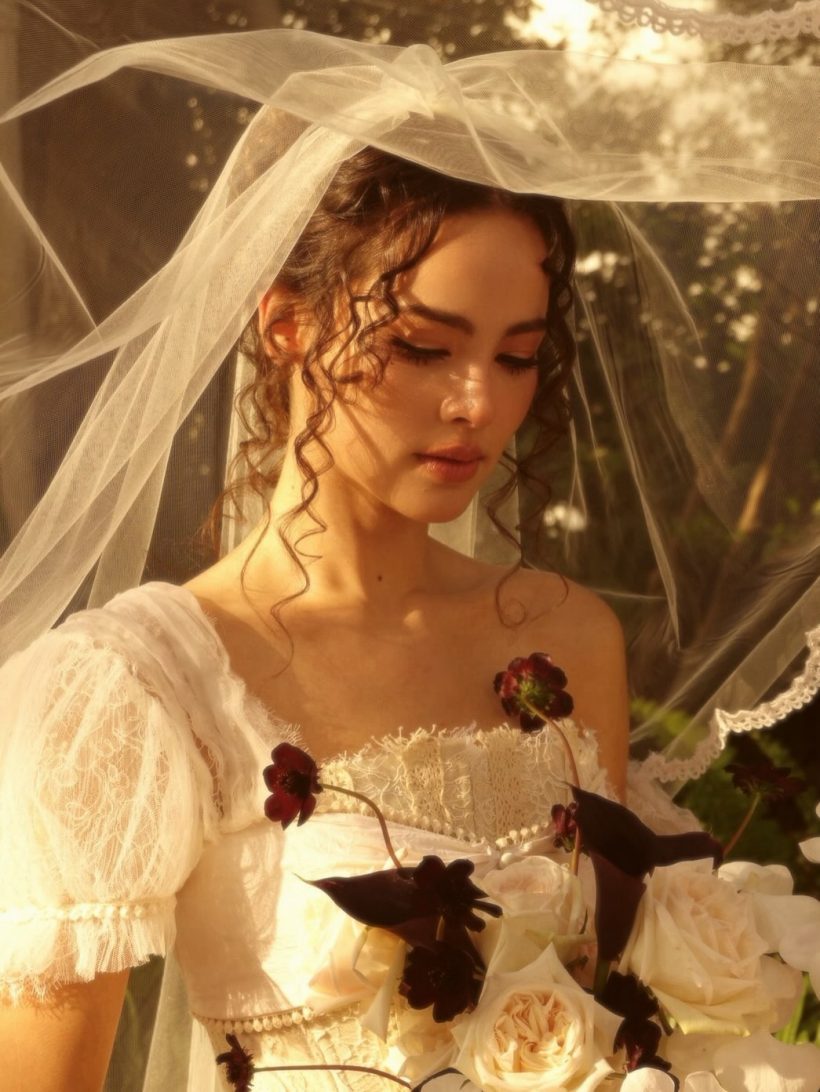 ส่องลุคปาร์ตี้สละโสด ญาญ่า สวยดุจนางเอกหนังย้อนยุค