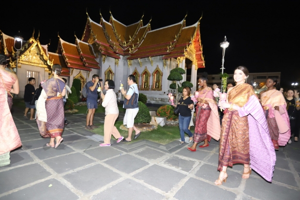  มิสเวิลด์ 2018 และเพื่อนสาวงามนุ่งชุดไทยร่วมเวียนเทียน