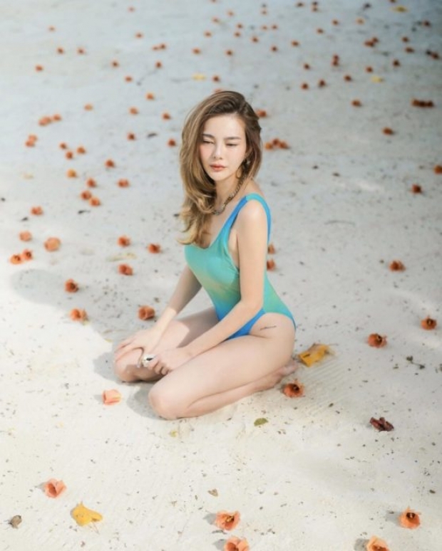  ‘ดิว อริสรา’ หย่อนภาพแซ่บ! ชุดว่ายน้ำสีทะเล ตัดกับสีผิวออร่ามาก