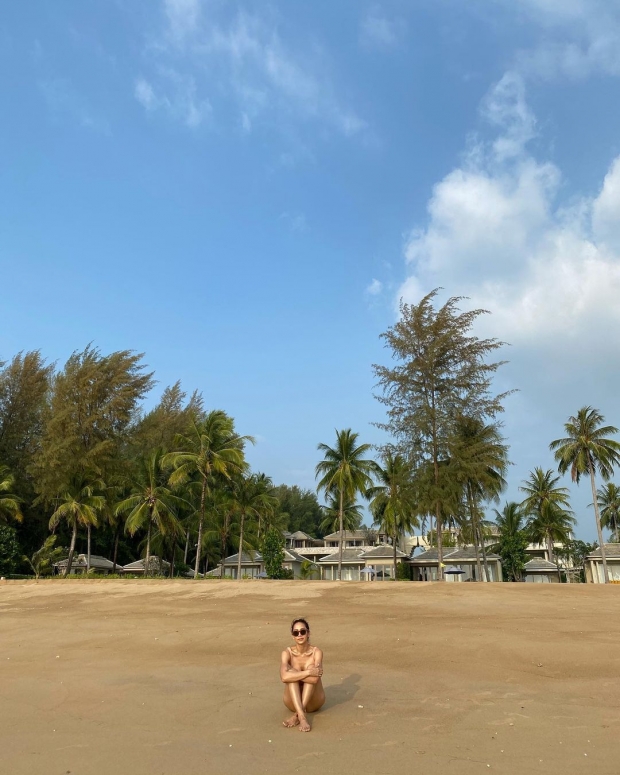 แซ่บสะท้านหาด! เต๋า สโรชา โชว์หวิวฟาดไฟลุก ในวัย 43 ปี