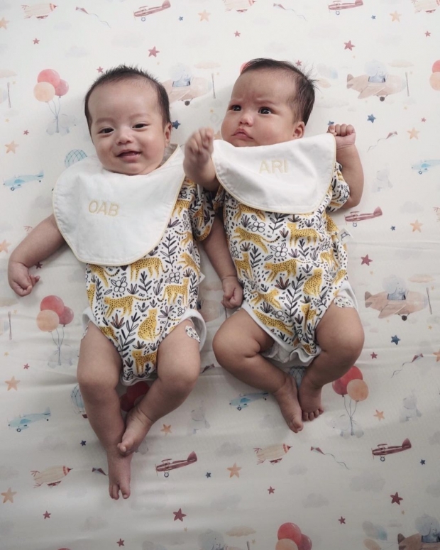  รวมภาพน้องแฝดลูกแม่จ๊ะ จิตตาภา ยิ่งโตยิ่งน่ารักแถมยังขี้อ้อนสุดๆ