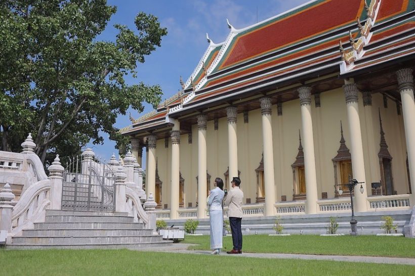 ตาค้างทั้งประเทศ ศรีริต้านุ่งชุดไทยไปทำบุญ สวยจนนึกว่านางในวรรณคดี