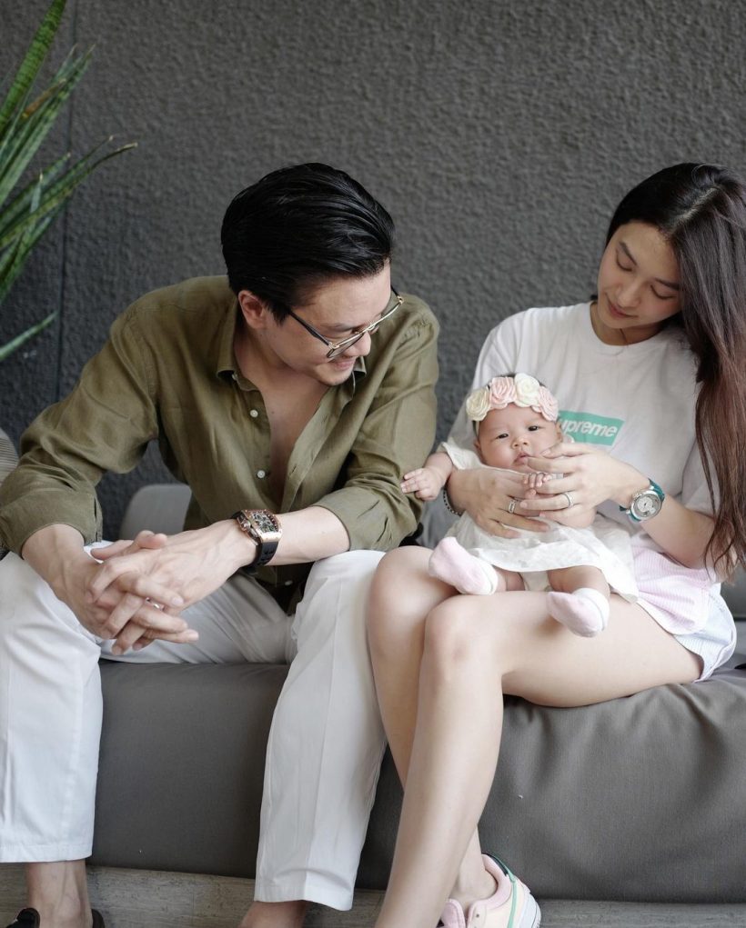 คุณแม่สดใส มิว นิษฐา นุ่งกางเกงสั้นควงสามี-ลูกสาวเดินรับแดด