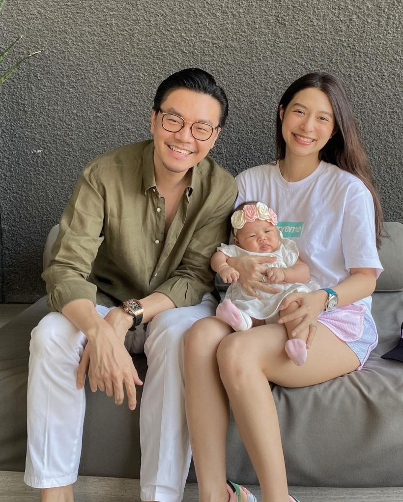 คุณแม่สดใส มิว นิษฐา นุ่งกางเกงสั้นควงสามี-ลูกสาวเดินรับแดด