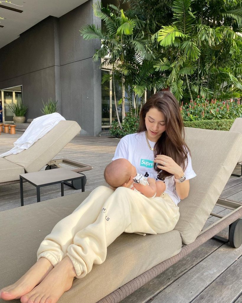 คุณแม่สดใส มิว นิษฐา นุ่งกางเกงสั้นควงสามี-ลูกสาวเดินรับแดด