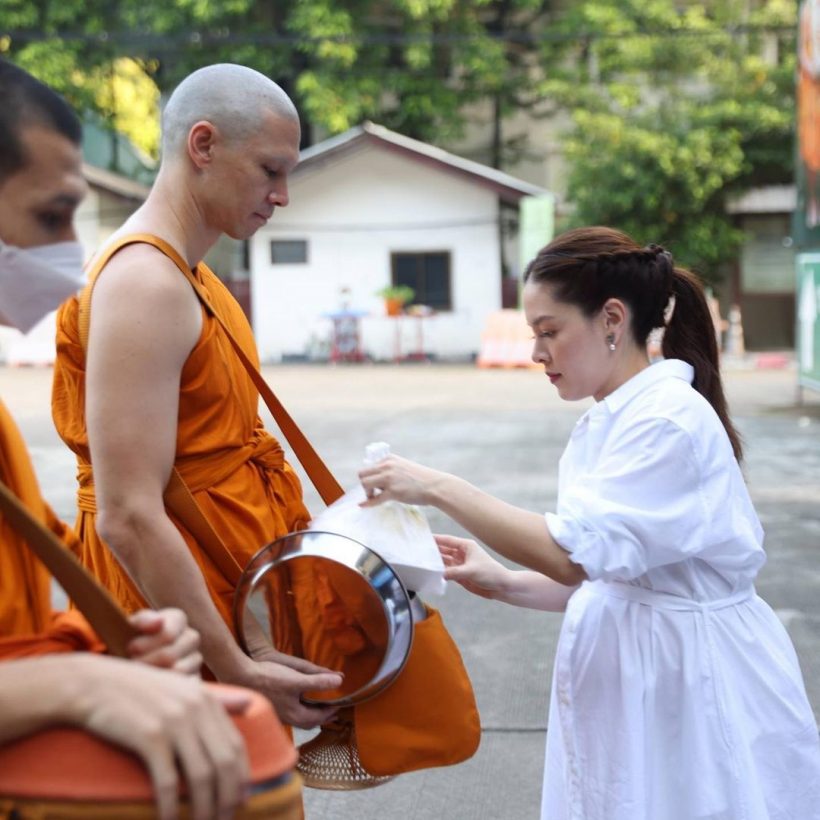 เปิดภาพประทับใจ ลิเดีย อุ้มท้องใส่บาตรพระแมทธิว