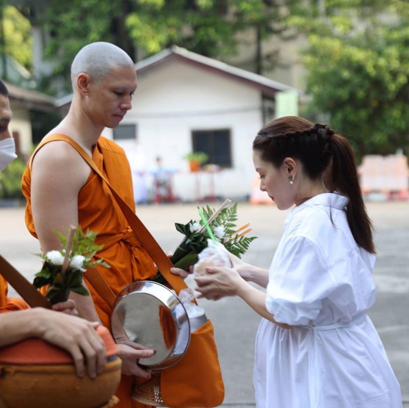 เปิดภาพประทับใจ ลิเดีย อุ้มท้องใส่บาตรพระแมทธิว